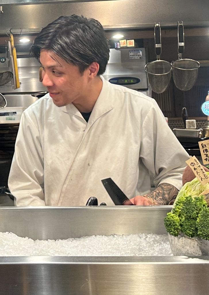 包丁を手に構える職人