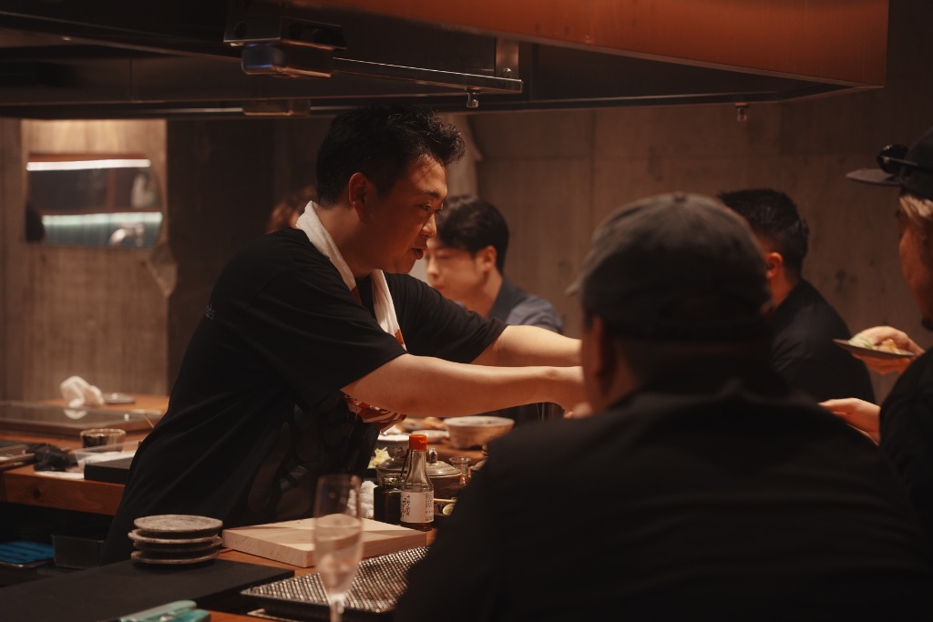 料理を提供するシェフ