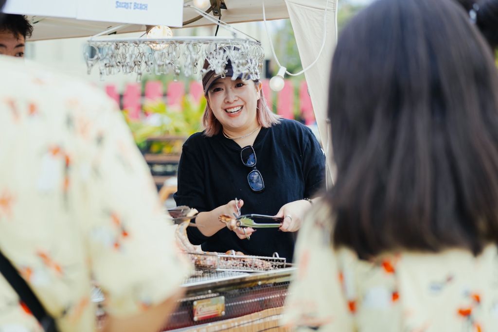 BBQで笑顔の女性スタッフ